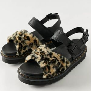 NEW| Dr Martens Women’s Voss ll Fluffy Sandal
